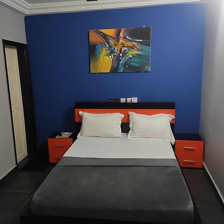 Royal Blue Guest House & Bar Lome Bagian luar foto