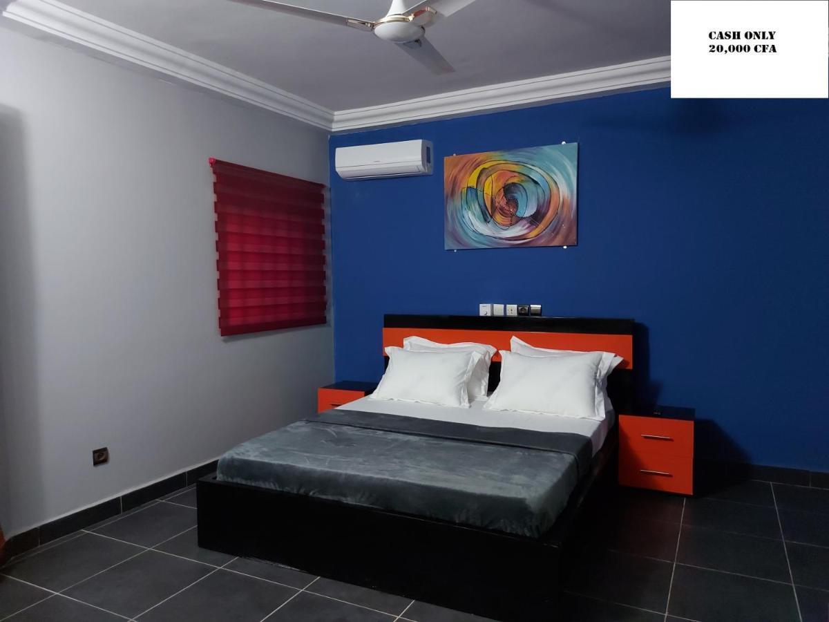 Royal Blue Guest House & Bar Lome Bagian luar foto