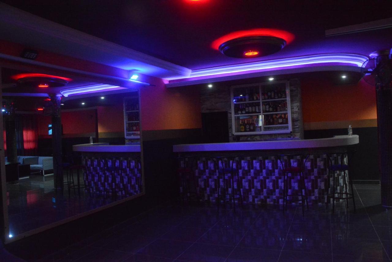 Royal Blue Guest House & Bar Lome Bagian luar foto