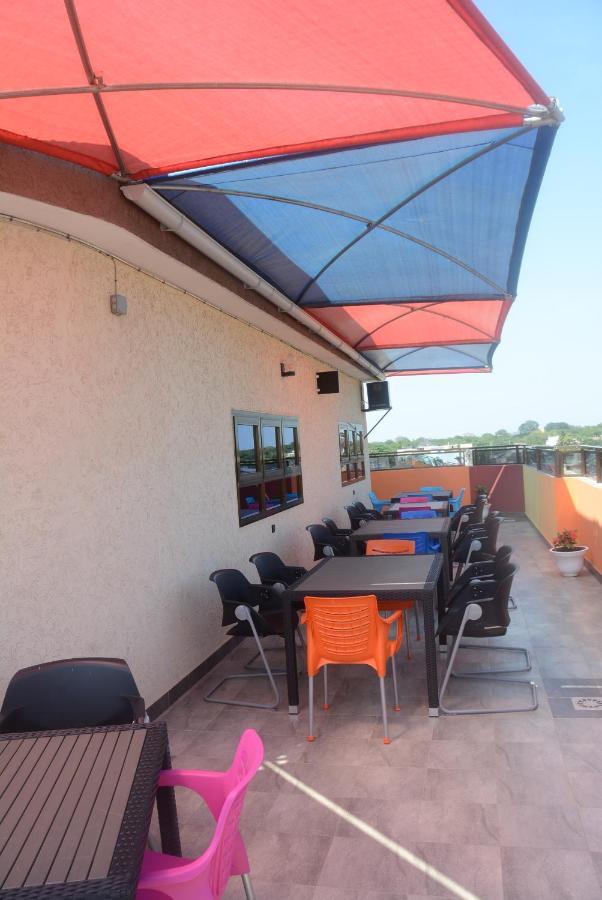 Royal Blue Guest House & Bar Lome Bagian luar foto