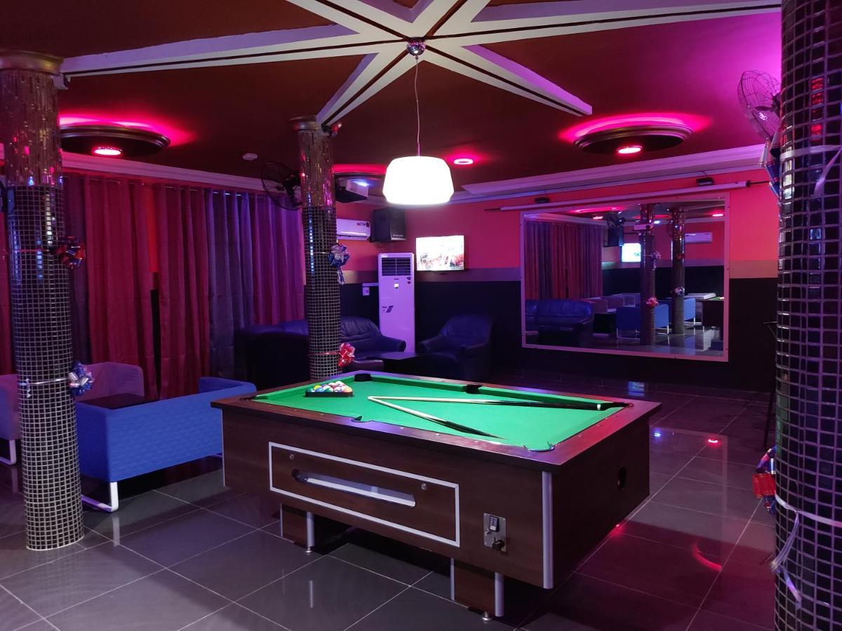 Royal Blue Guest House & Bar Lome Bagian luar foto