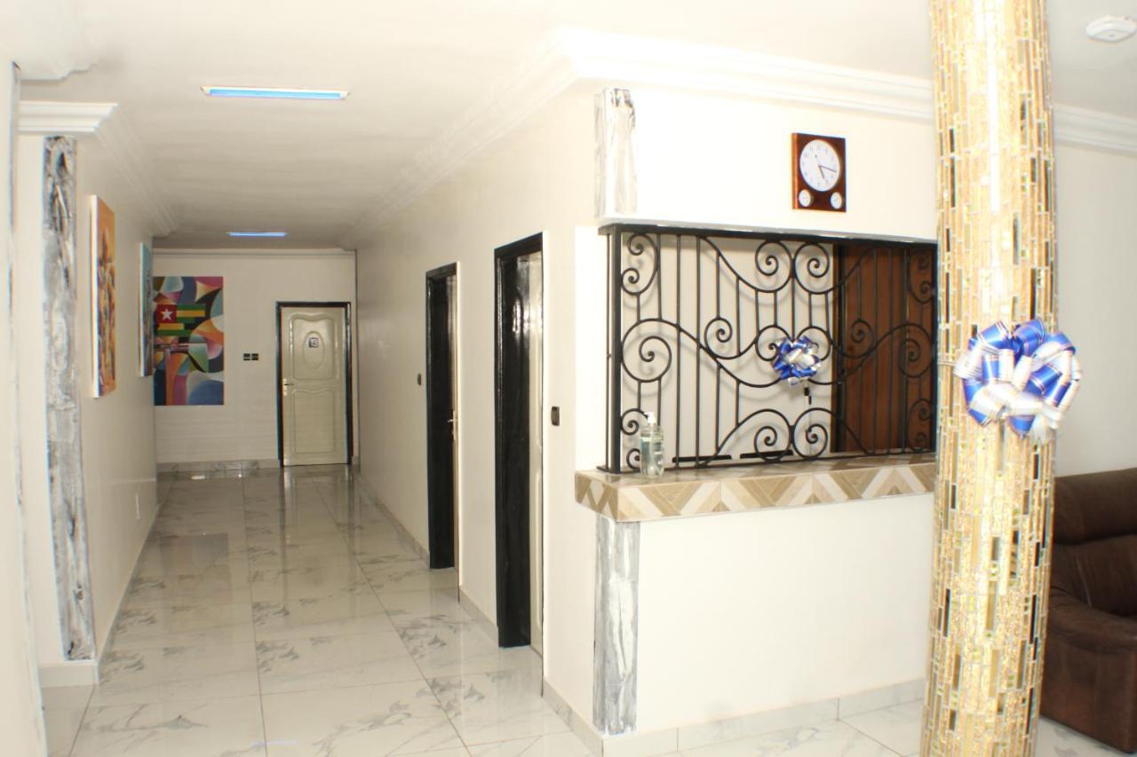 Royal Blue Guest House & Bar Lome Bagian luar foto