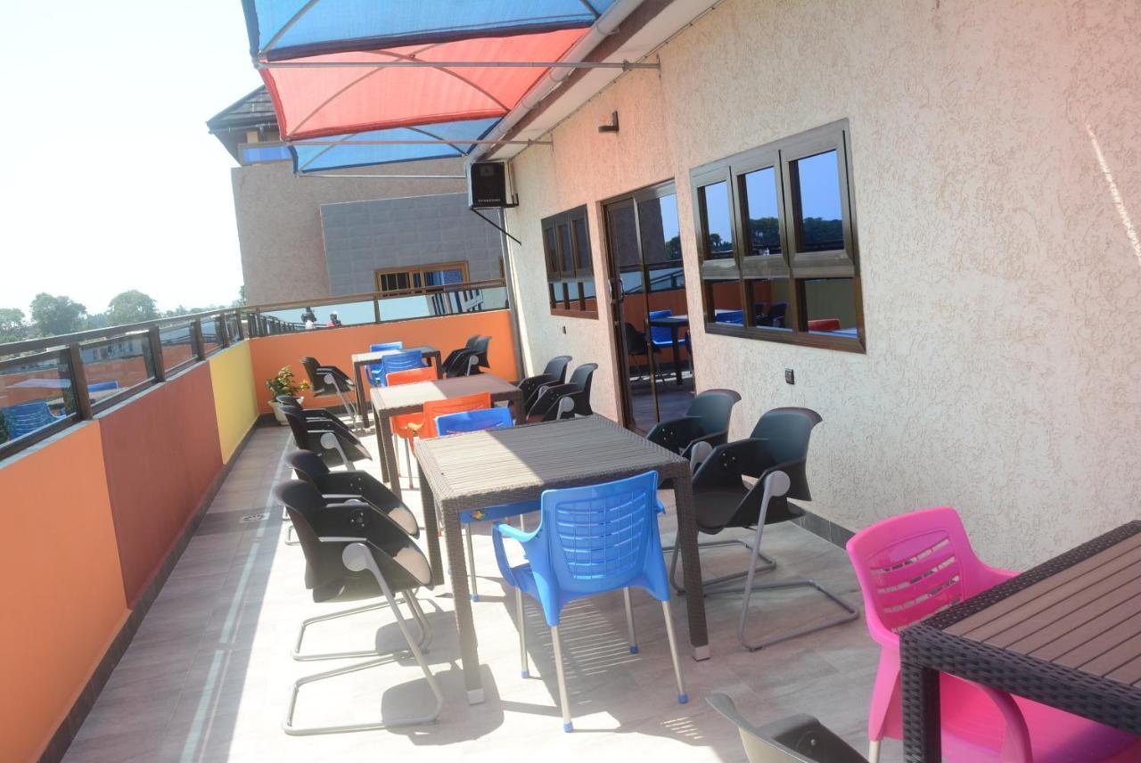 Royal Blue Guest House & Bar Lome Bagian luar foto