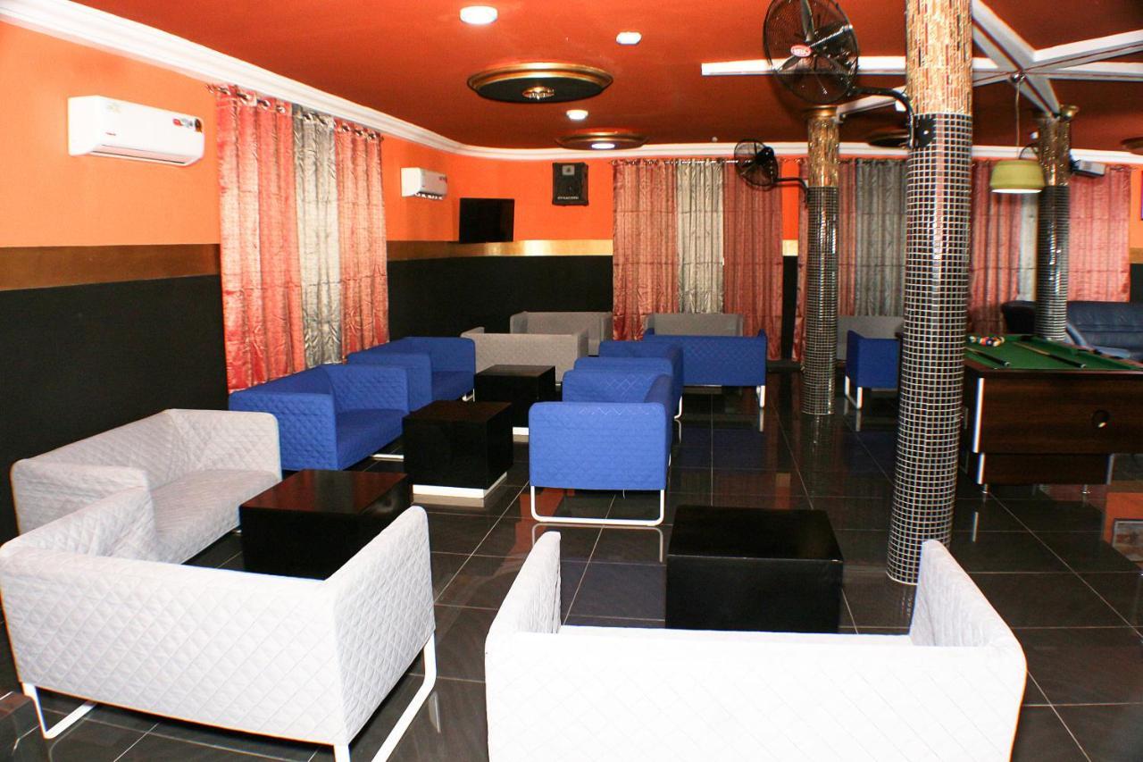 Royal Blue Guest House & Bar Lome Bagian luar foto