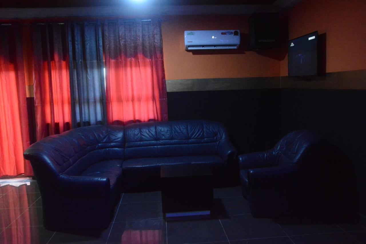 Royal Blue Guest House & Bar Lome Bagian luar foto