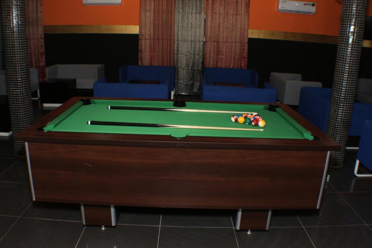 Royal Blue Guest House & Bar Lome Bagian luar foto