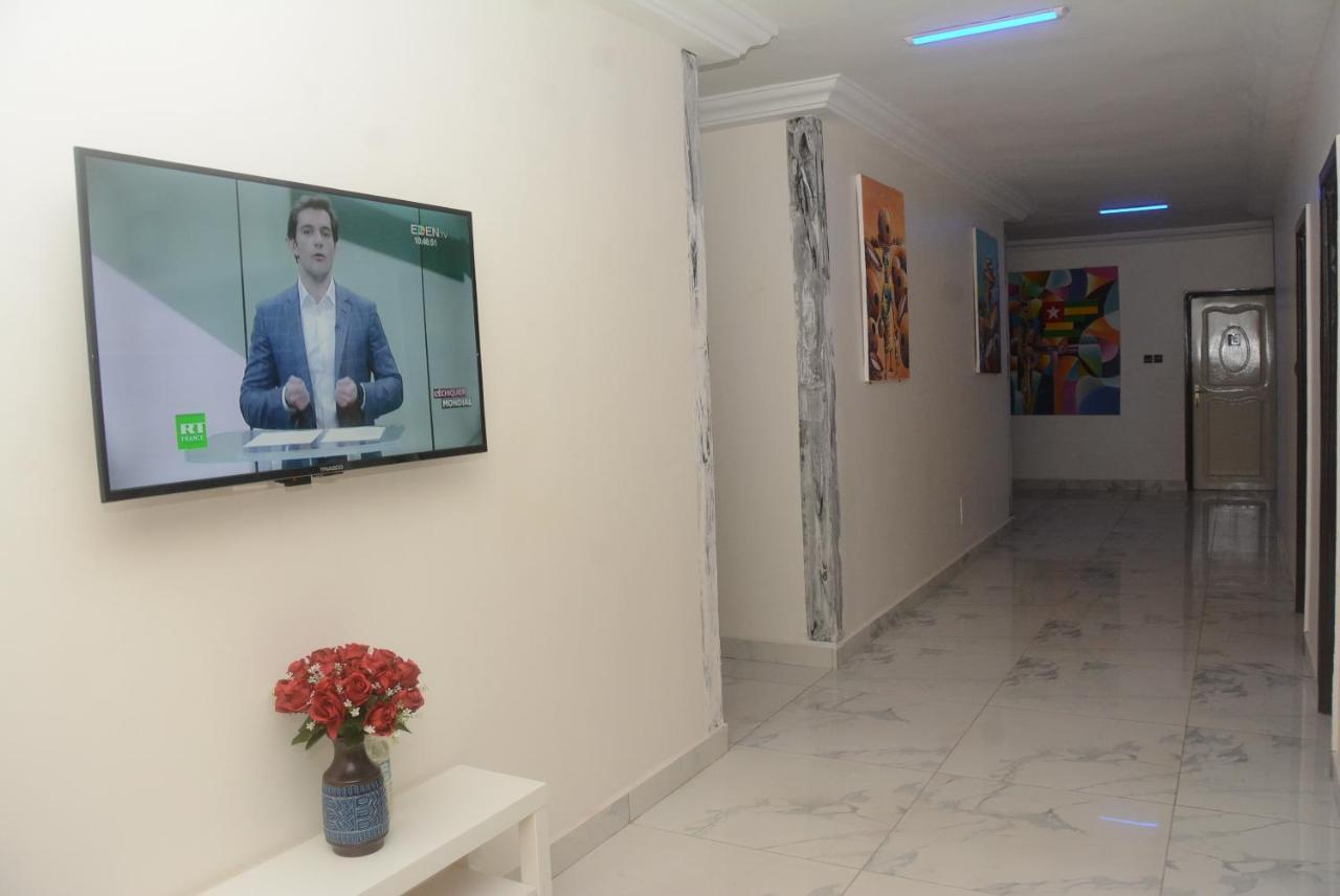Royal Blue Guest House & Bar Lome Bagian luar foto
