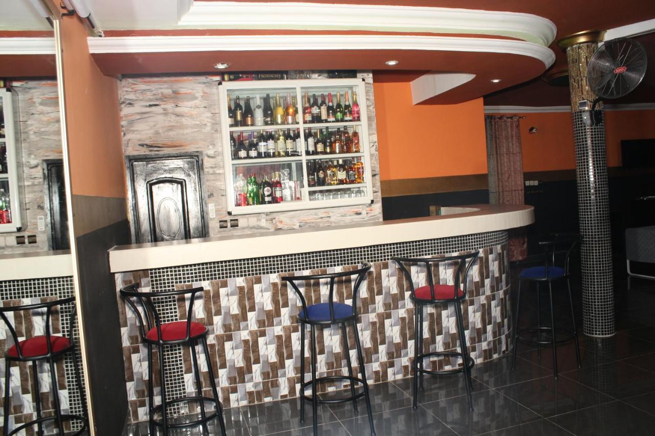 Royal Blue Guest House & Bar Lome Bagian luar foto