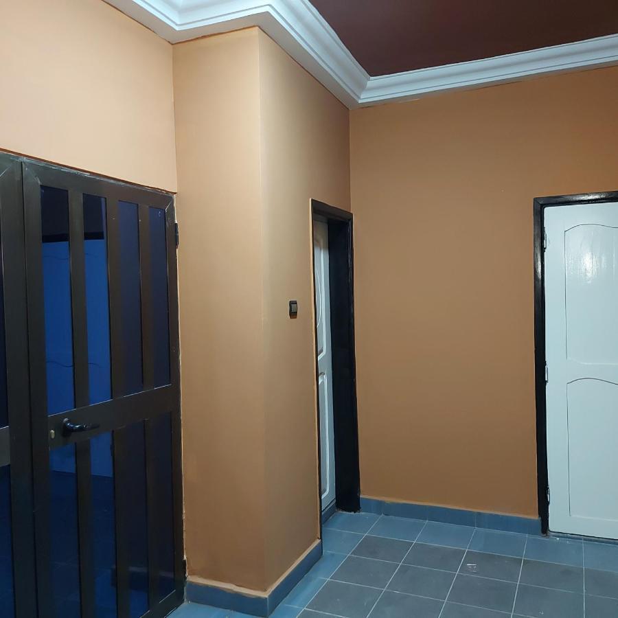Royal Blue Guest House & Bar Lome Bagian luar foto