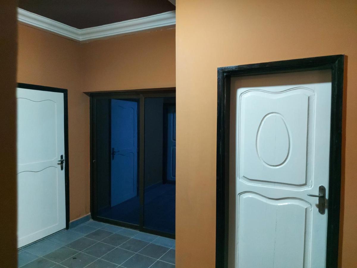 Royal Blue Guest House & Bar Lome Bagian luar foto