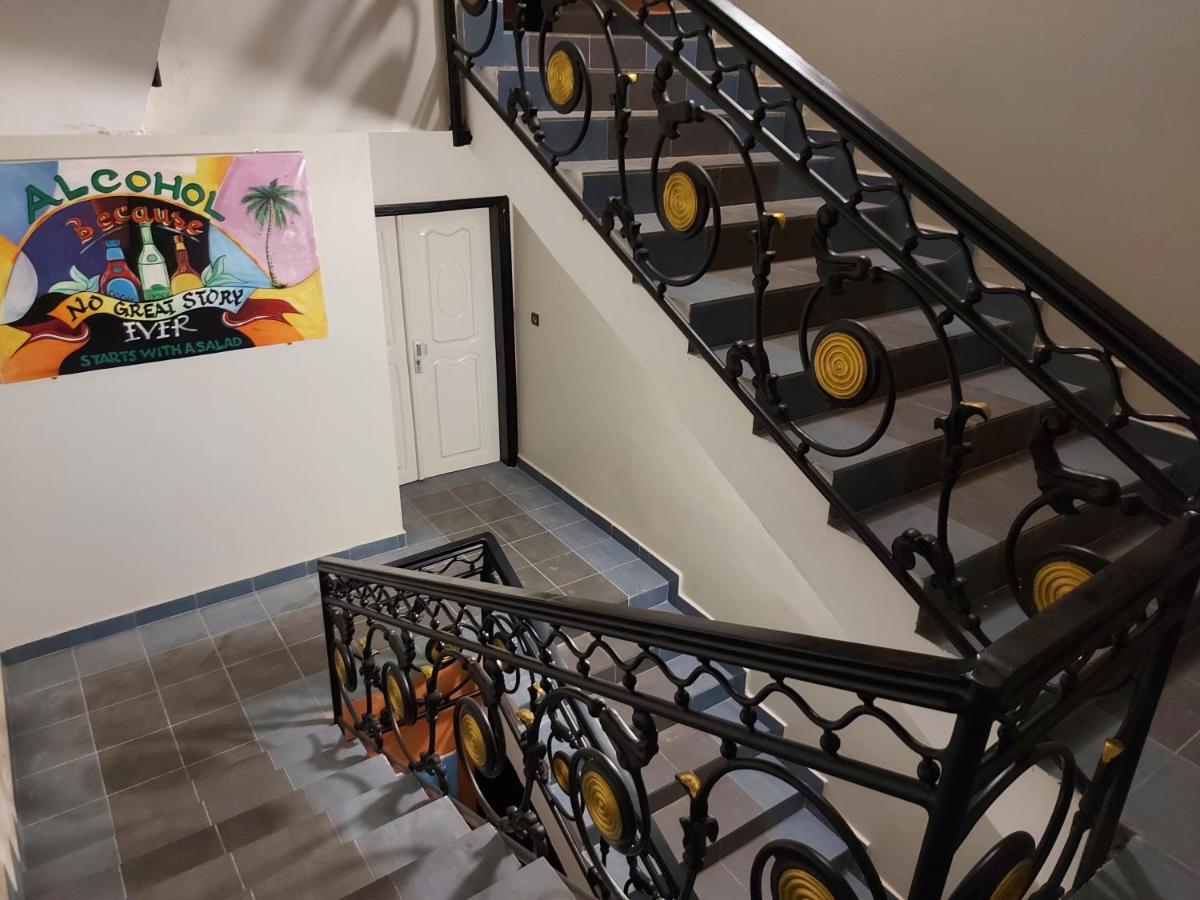 Royal Blue Guest House & Bar Lome Bagian luar foto