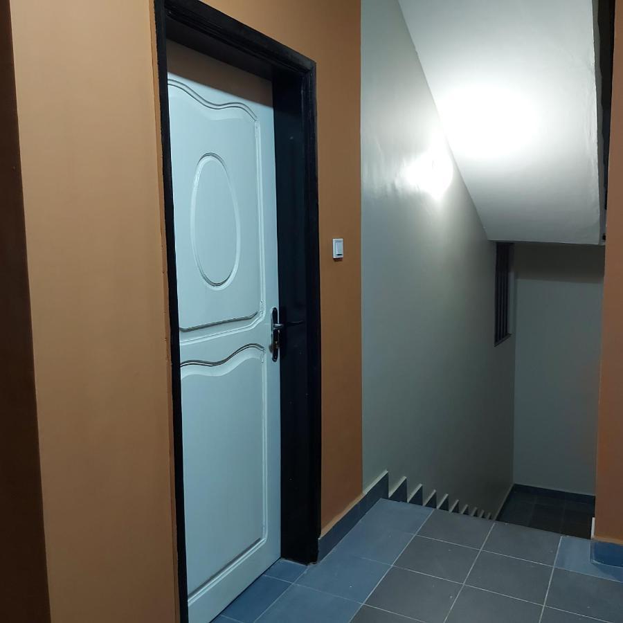 Royal Blue Guest House & Bar Lome Bagian luar foto