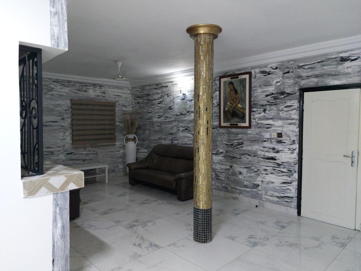 Royal Blue Guest House & Bar Lome Bagian luar foto