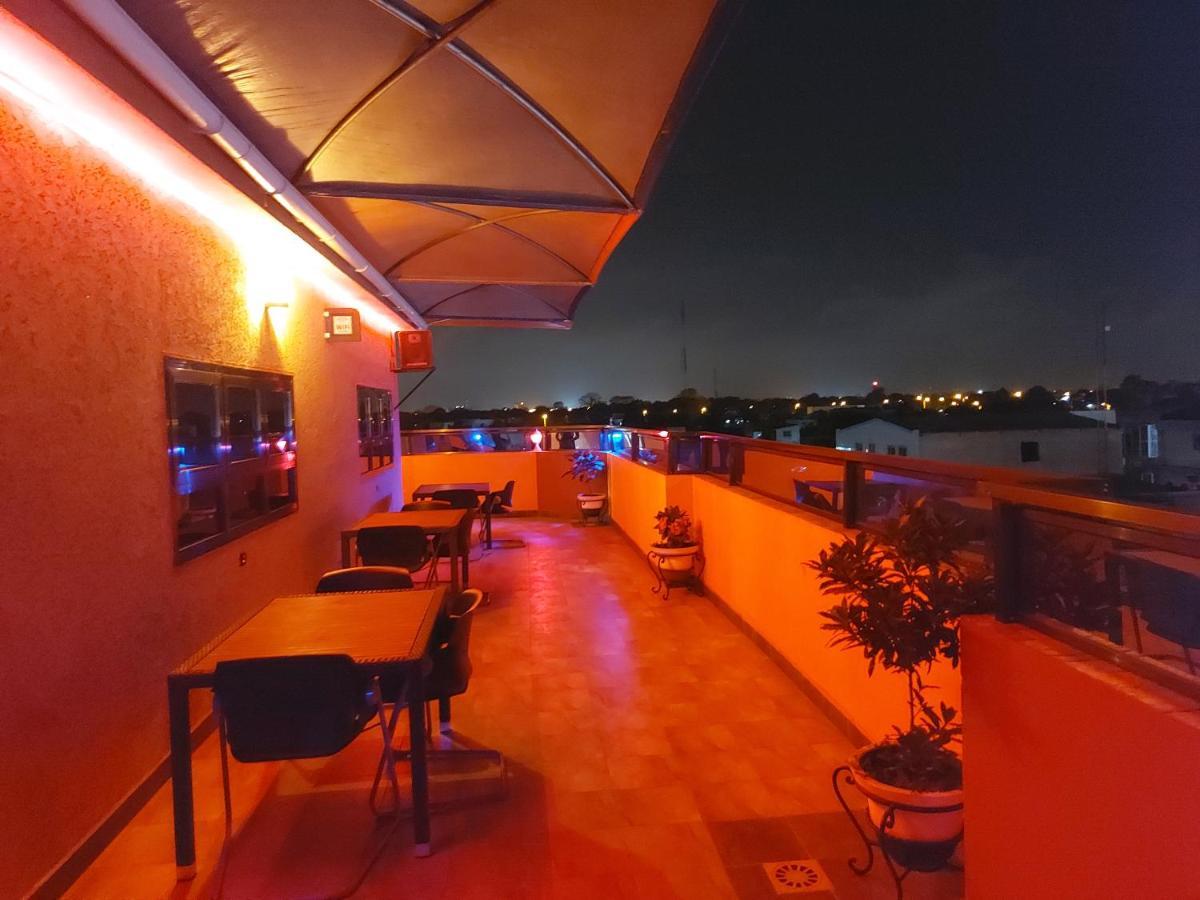 Royal Blue Guest House & Bar Lome Bagian luar foto