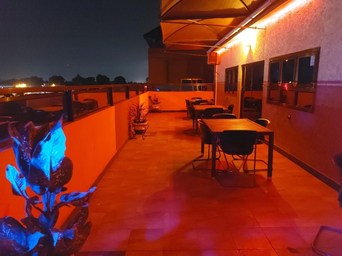 Royal Blue Guest House & Bar Lome Bagian luar foto