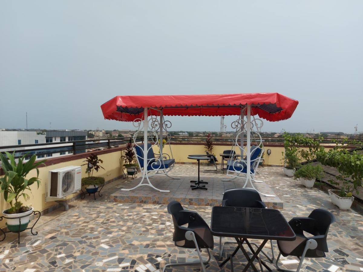 Royal Blue Guest House & Bar Lome Bagian luar foto