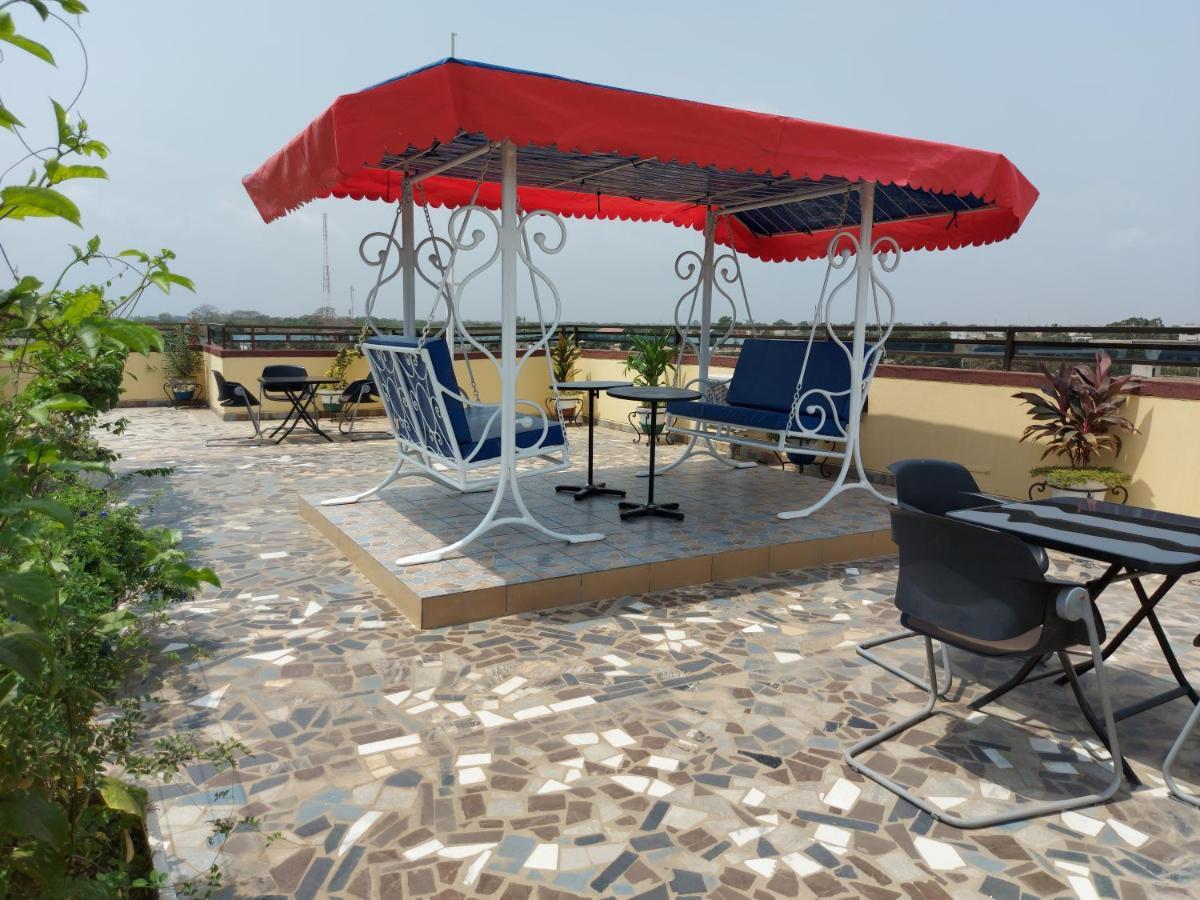 Royal Blue Guest House & Bar Lome Bagian luar foto
