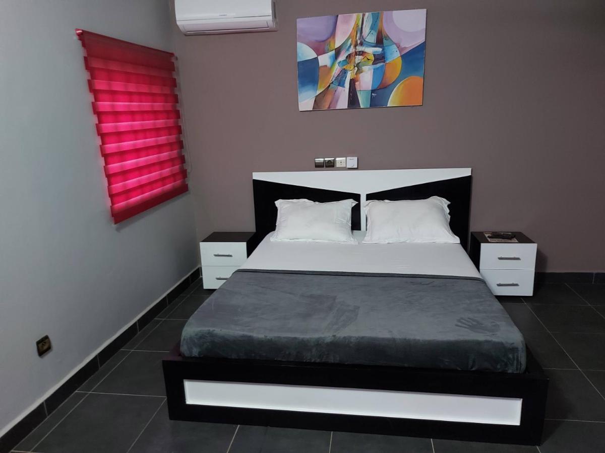 Royal Blue Guest House & Bar Lome Bagian luar foto