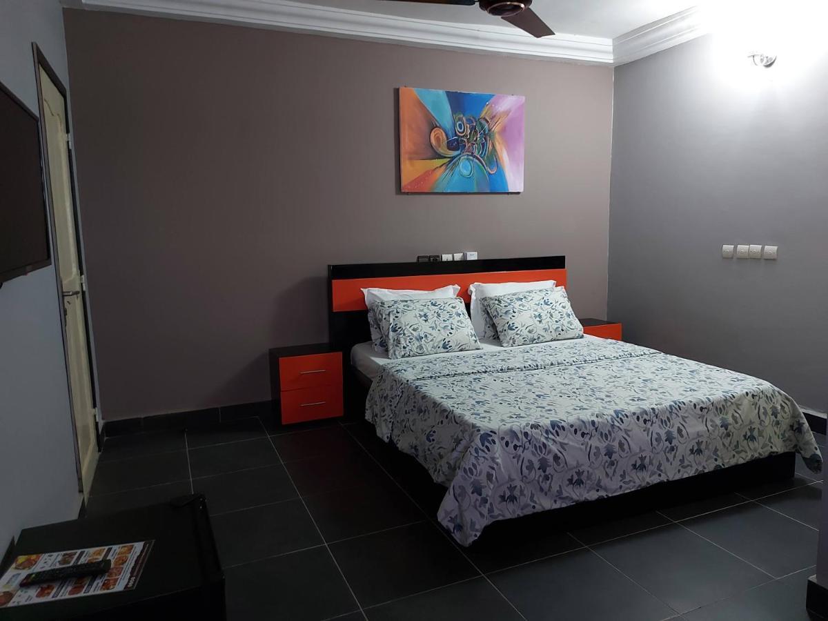 Royal Blue Guest House & Bar Lome Bagian luar foto