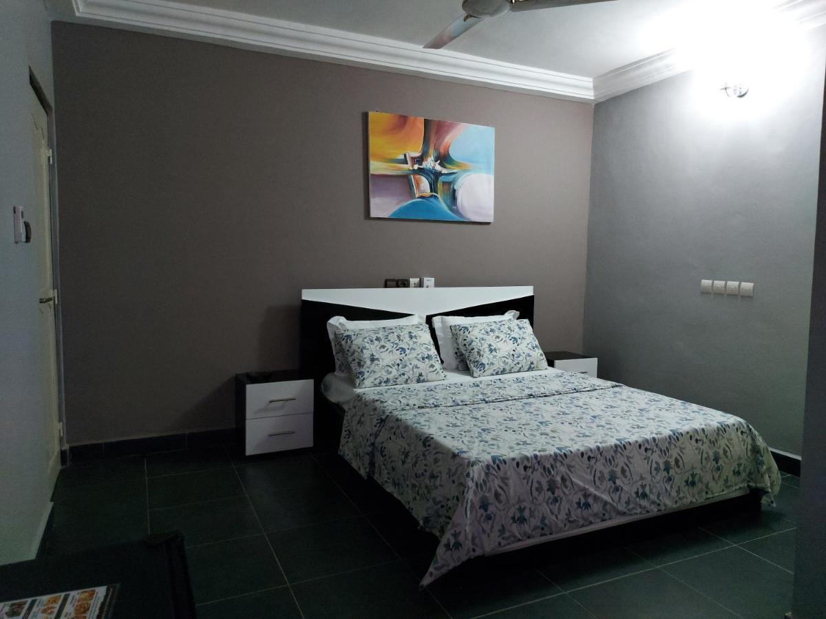 Royal Blue Guest House & Bar Lome Bagian luar foto