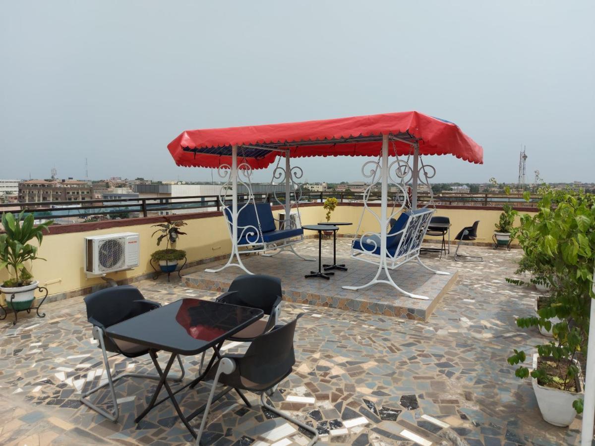 Royal Blue Guest House & Bar Lome Bagian luar foto