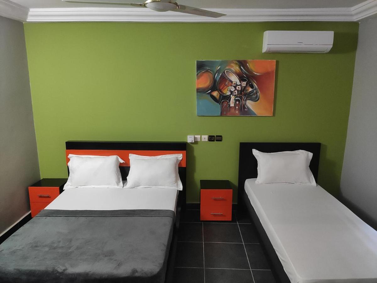 Royal Blue Guest House & Bar Lome Bagian luar foto