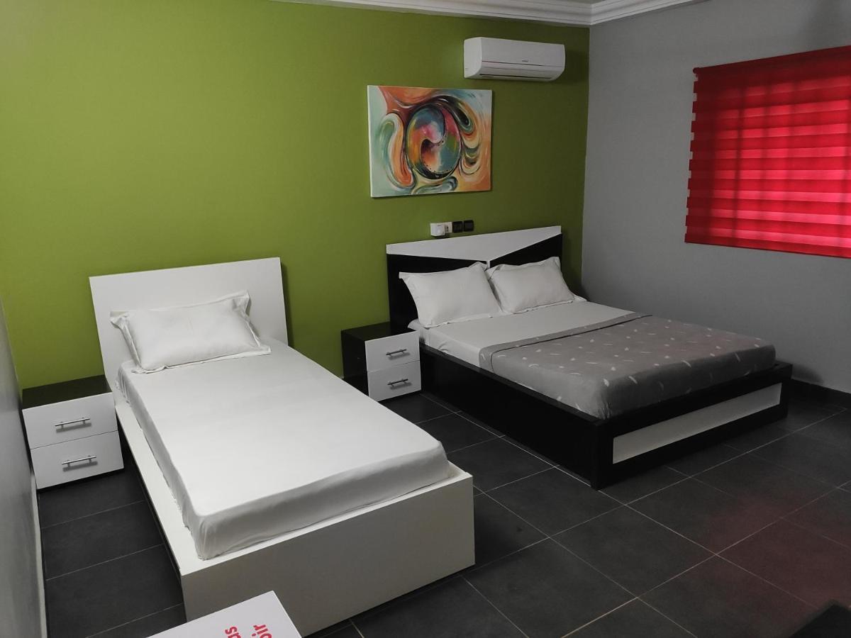Royal Blue Guest House & Bar Lome Bagian luar foto