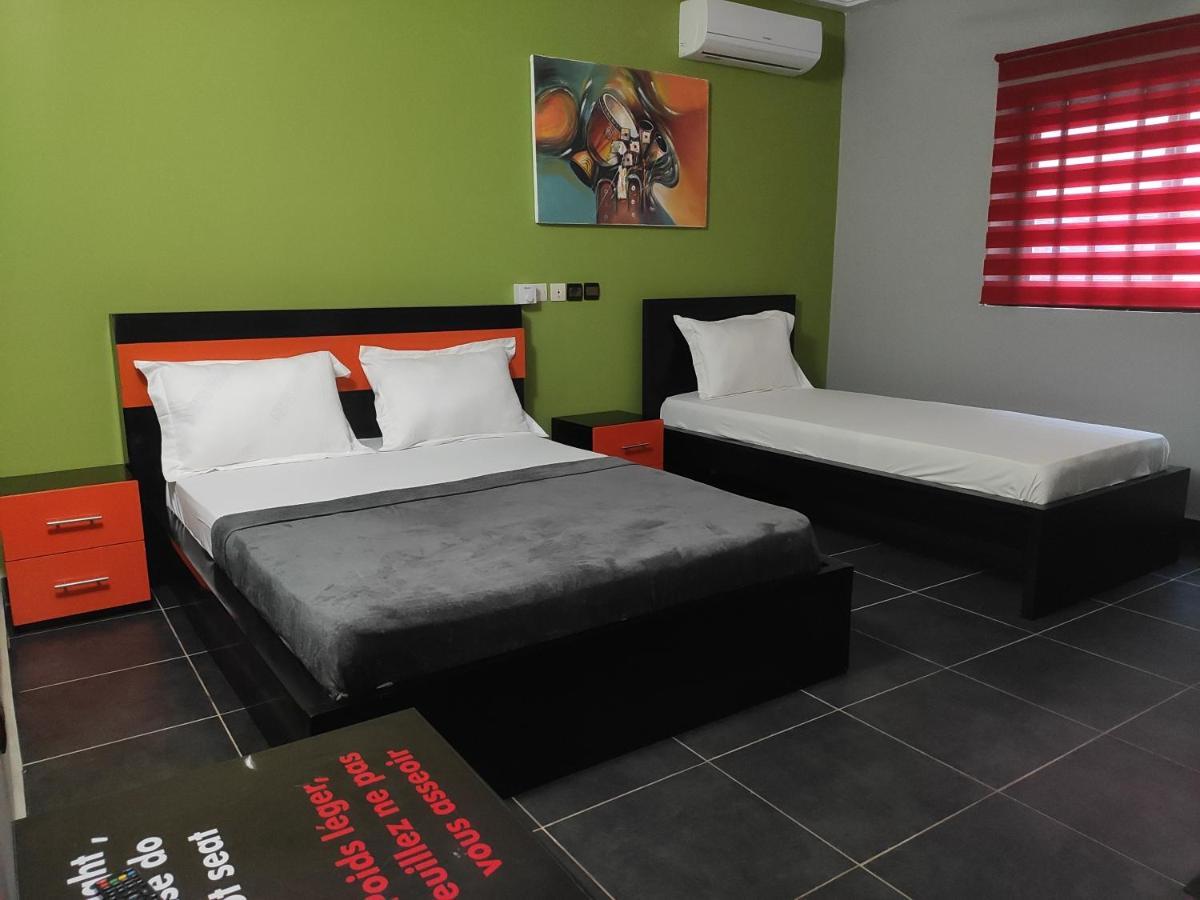 Royal Blue Guest House & Bar Lome Bagian luar foto