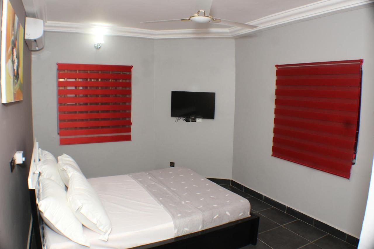 Royal Blue Guest House & Bar Lome Bagian luar foto