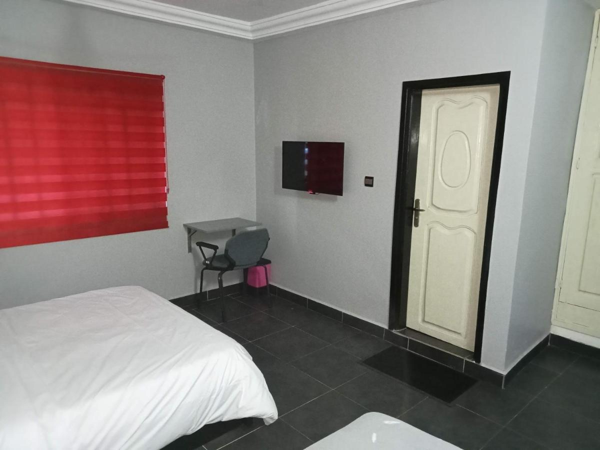 Royal Blue Guest House & Bar Lome Bagian luar foto