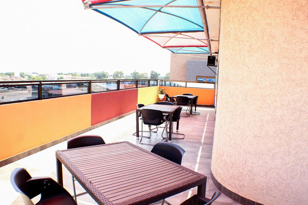 Royal Blue Guest House & Bar Lome Bagian luar foto