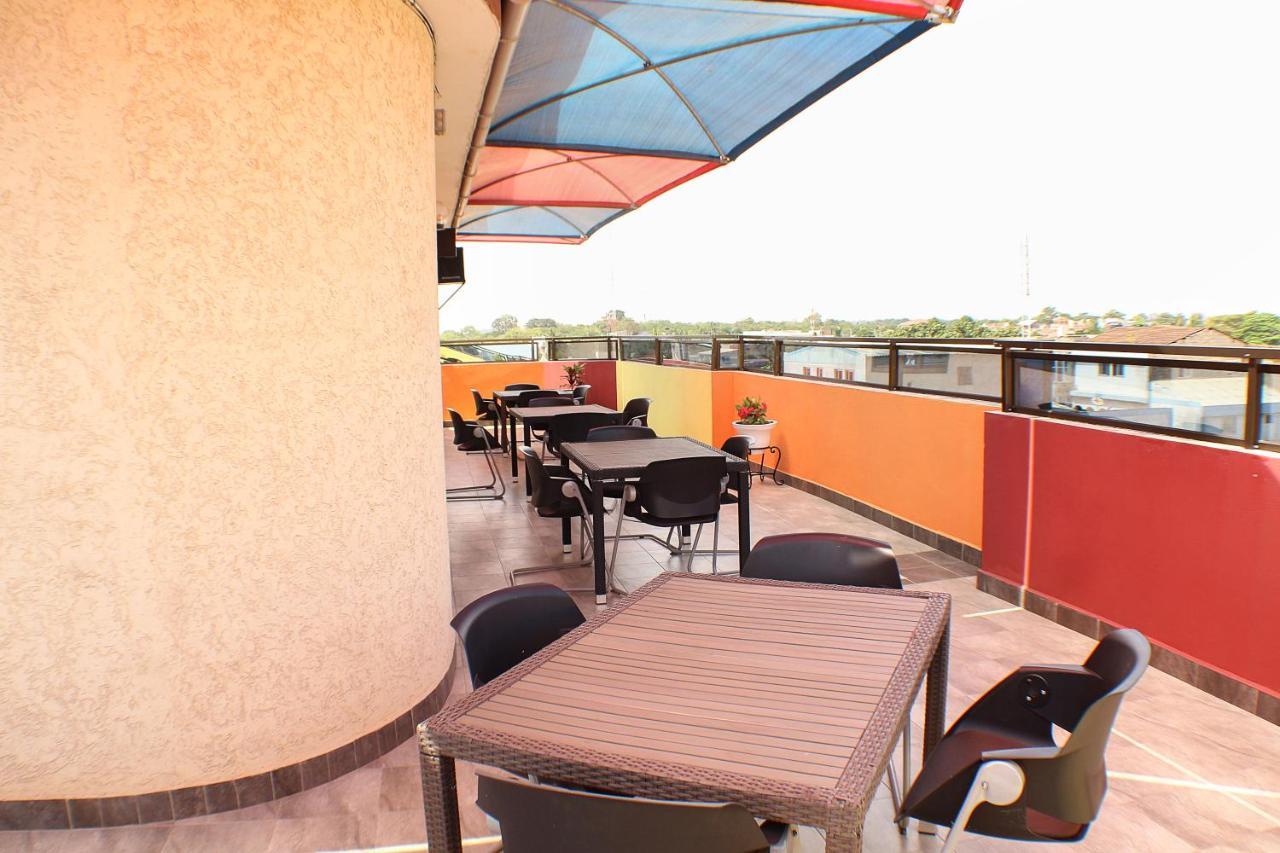 Royal Blue Guest House & Bar Lome Bagian luar foto