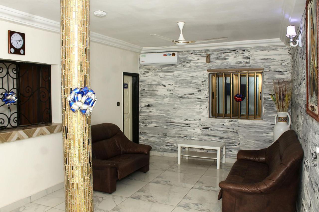 Royal Blue Guest House & Bar Lome Bagian luar foto