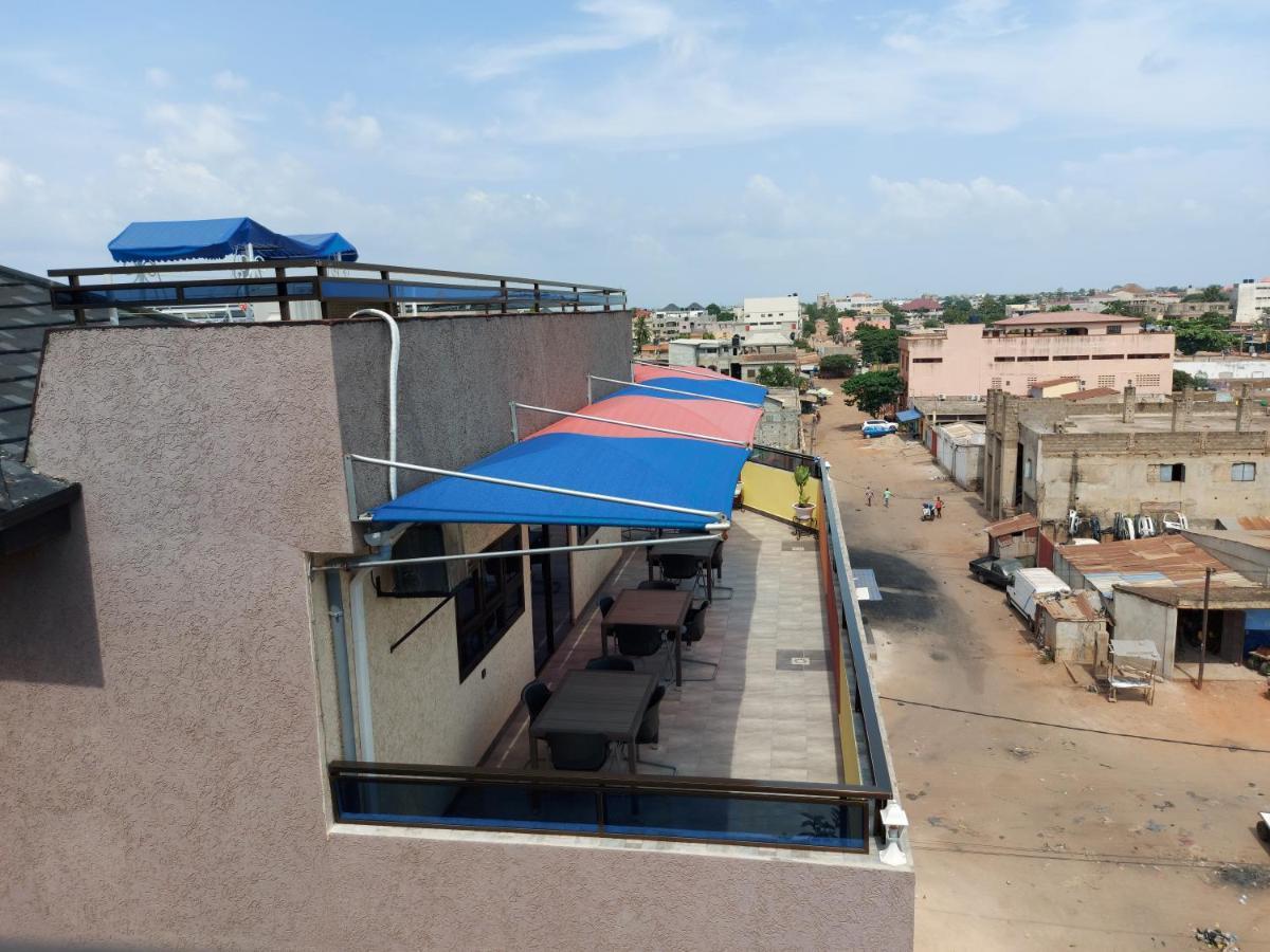Royal Blue Guest House & Bar Lome Bagian luar foto