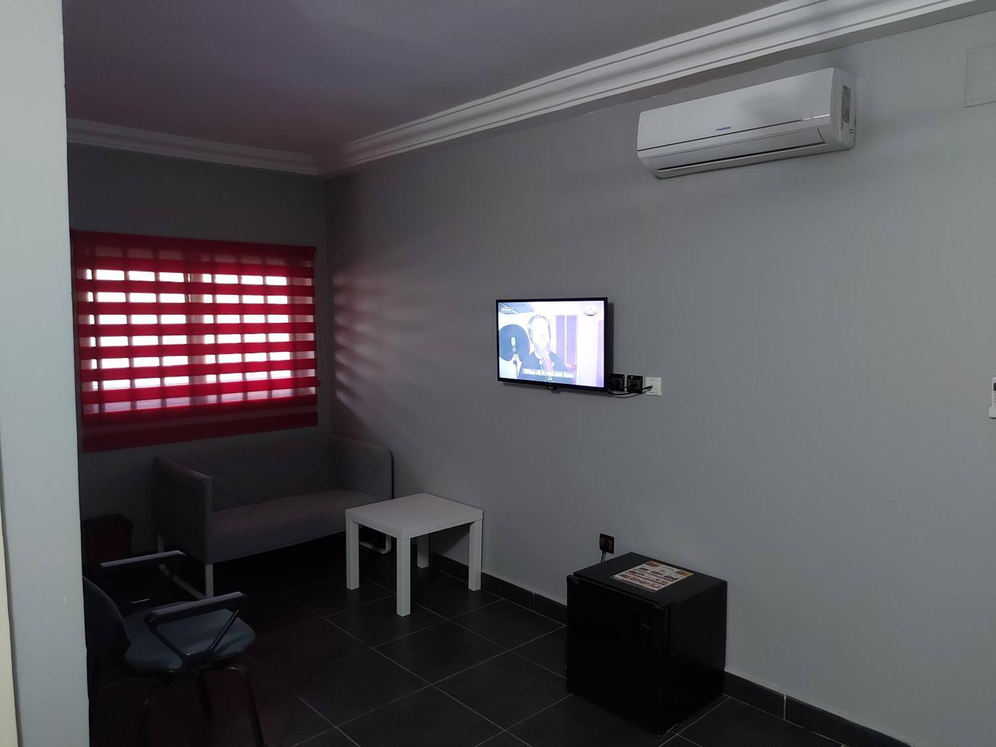 Royal Blue Guest House & Bar Lome Bagian luar foto