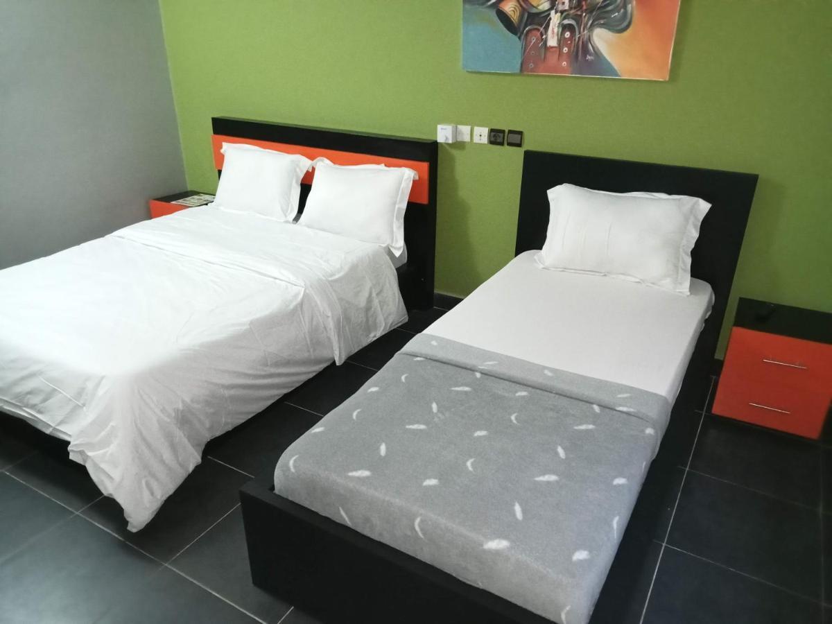 Royal Blue Guest House & Bar Lome Bagian luar foto