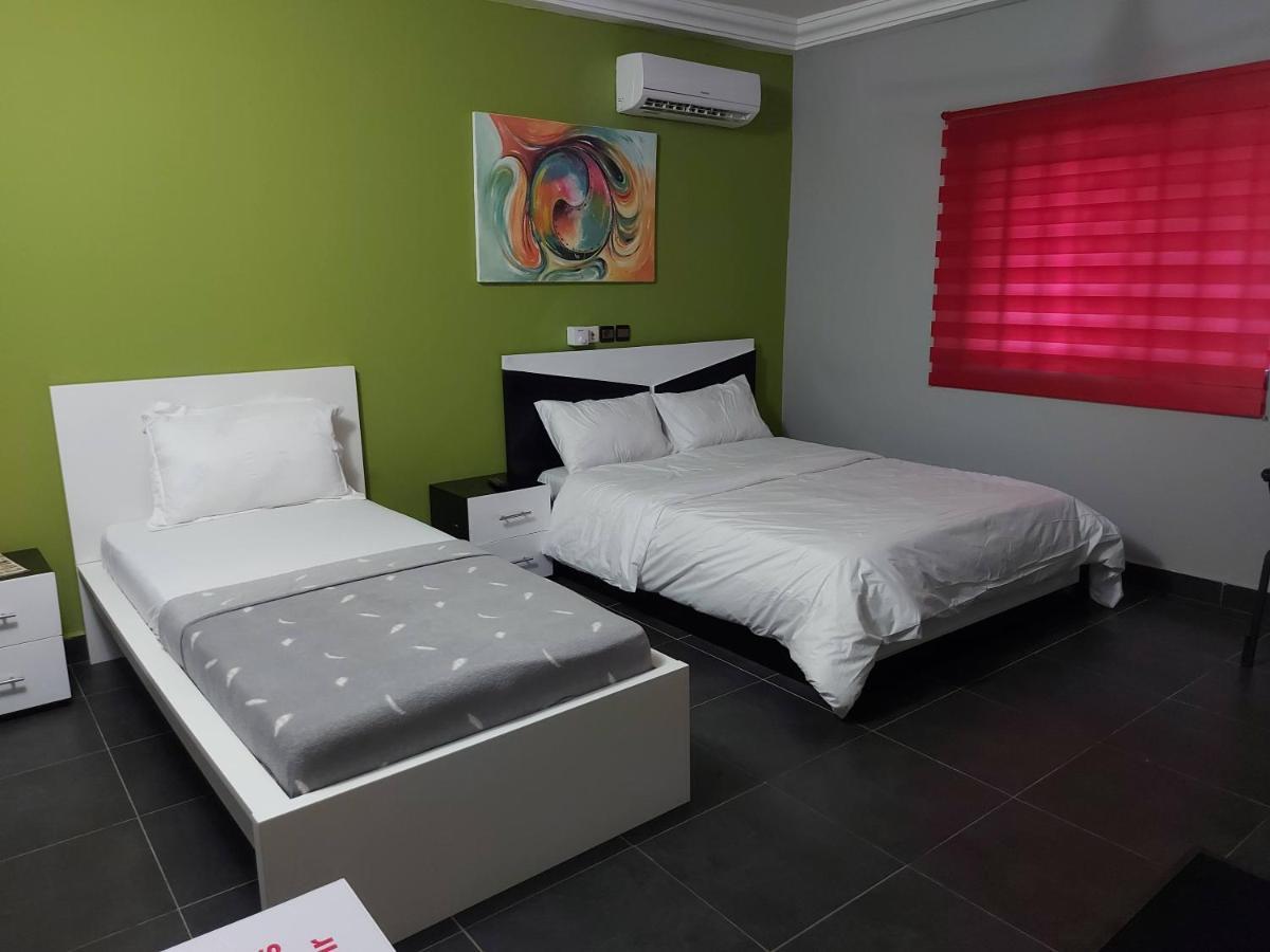 Royal Blue Guest House & Bar Lome Bagian luar foto