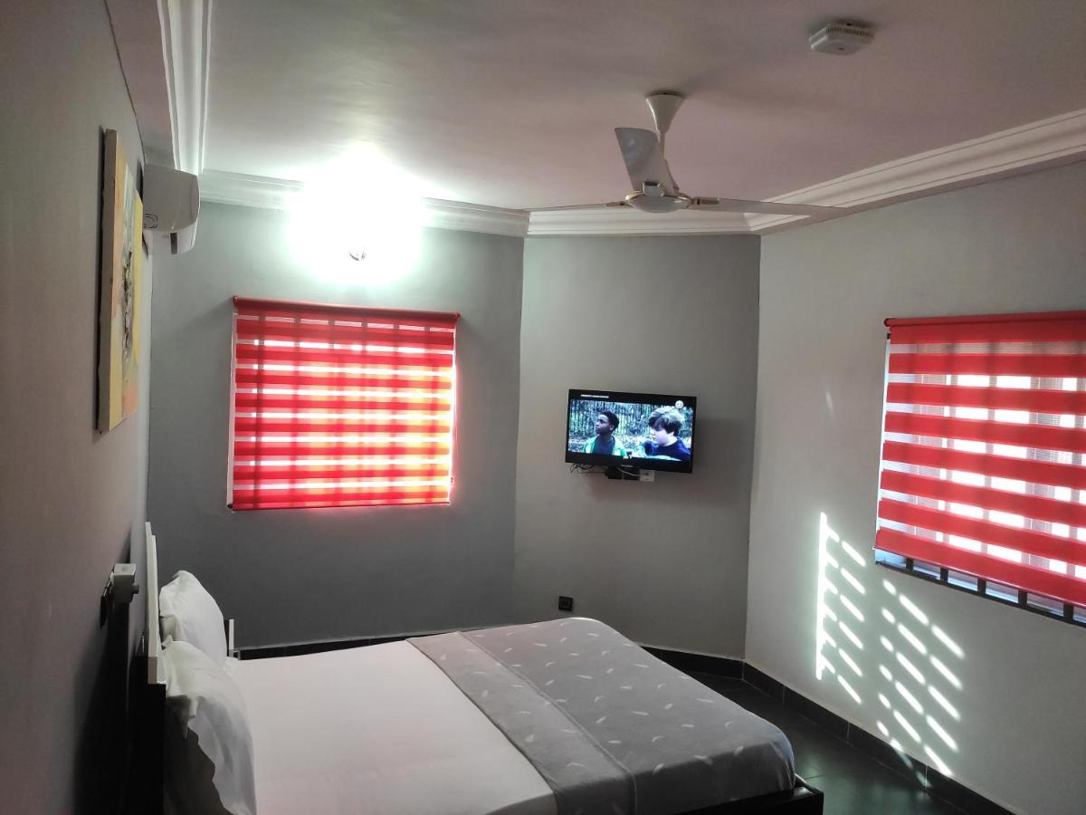 Royal Blue Guest House & Bar Lome Bagian luar foto
