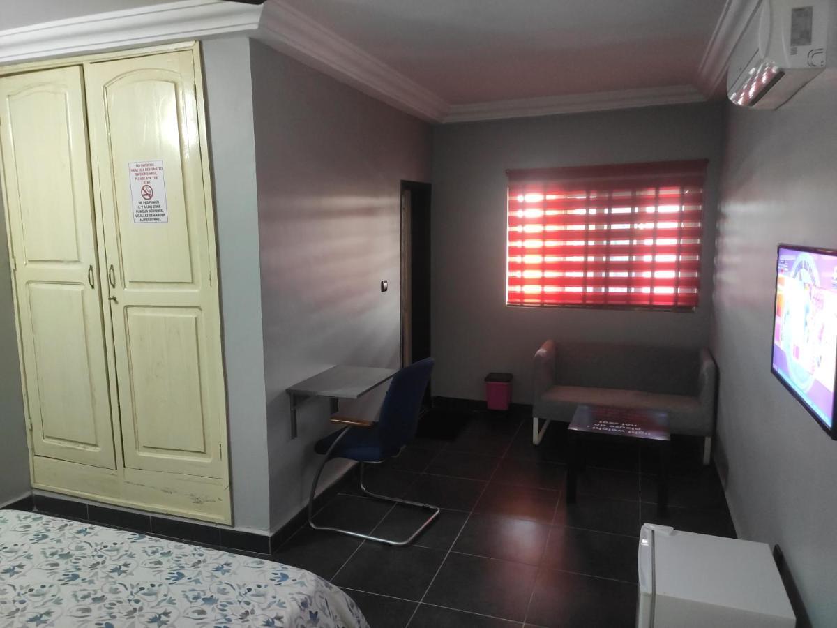 Royal Blue Guest House & Bar Lome Bagian luar foto