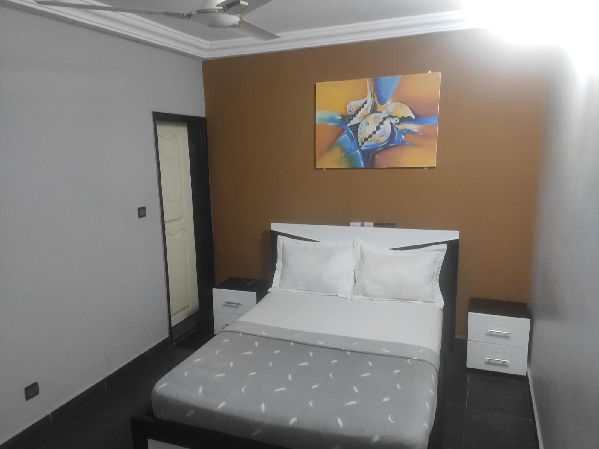 Royal Blue Guest House & Bar Lome Bagian luar foto