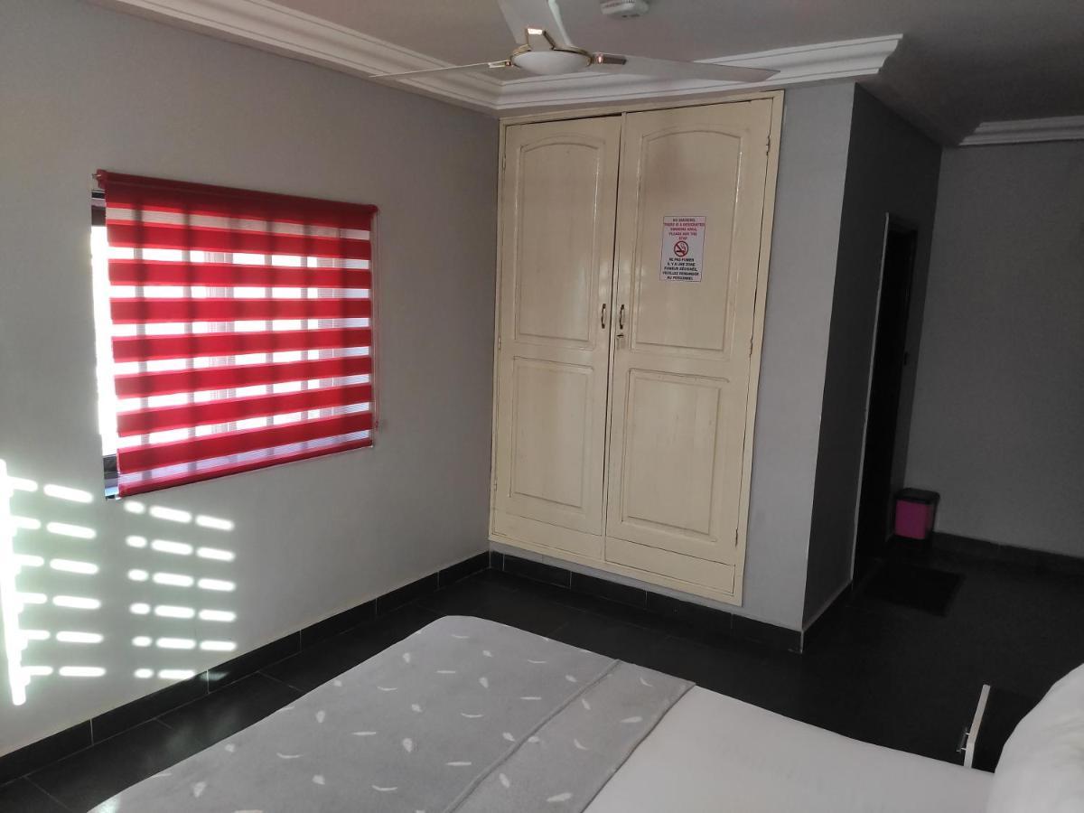 Royal Blue Guest House & Bar Lome Bagian luar foto