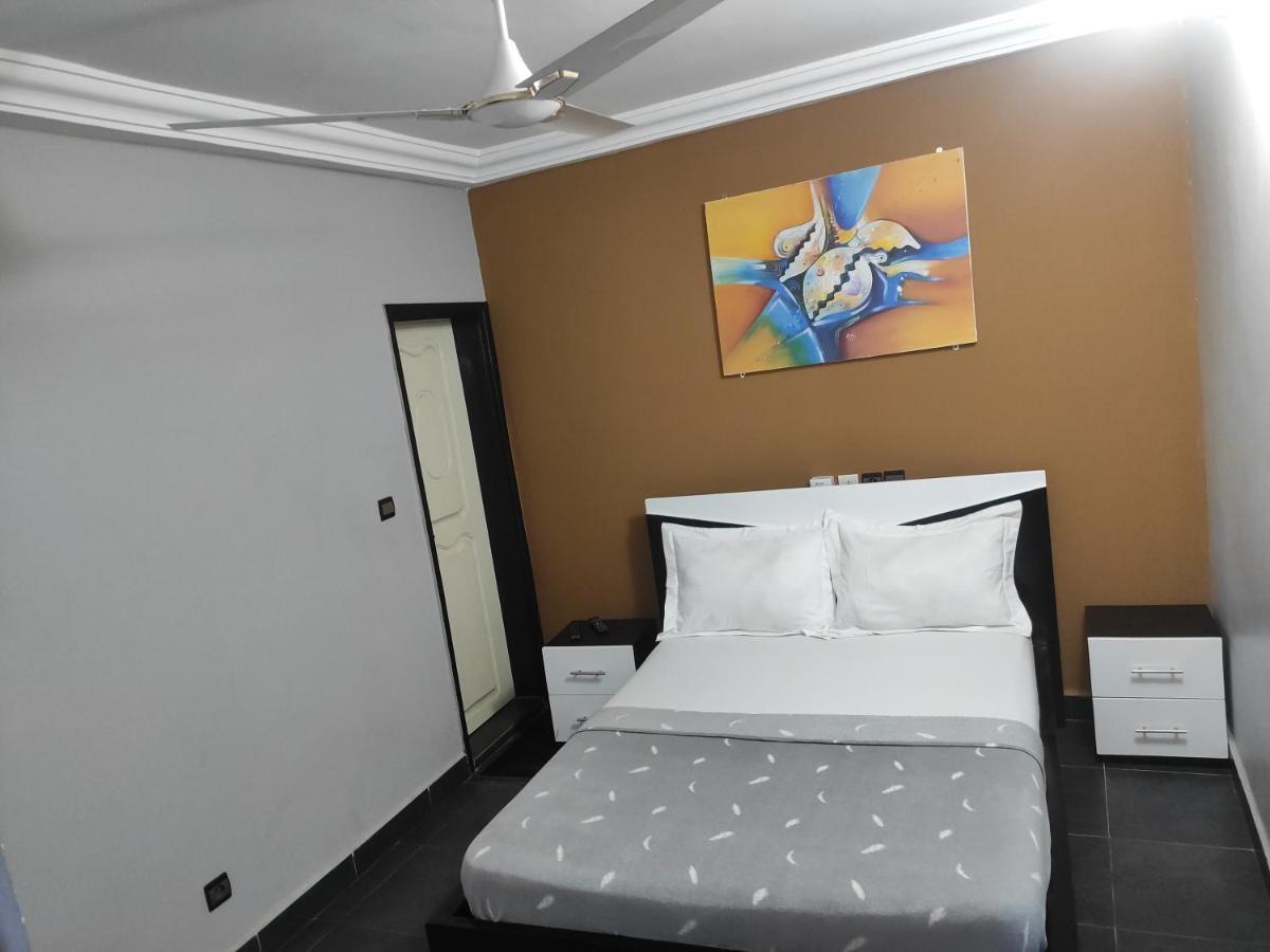 Royal Blue Guest House & Bar Lome Bagian luar foto