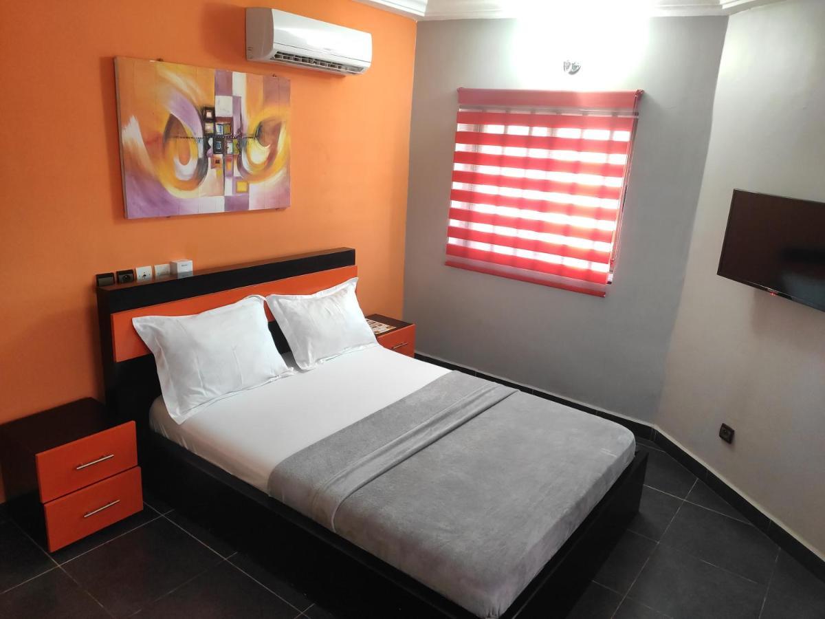 Royal Blue Guest House & Bar Lome Bagian luar foto
