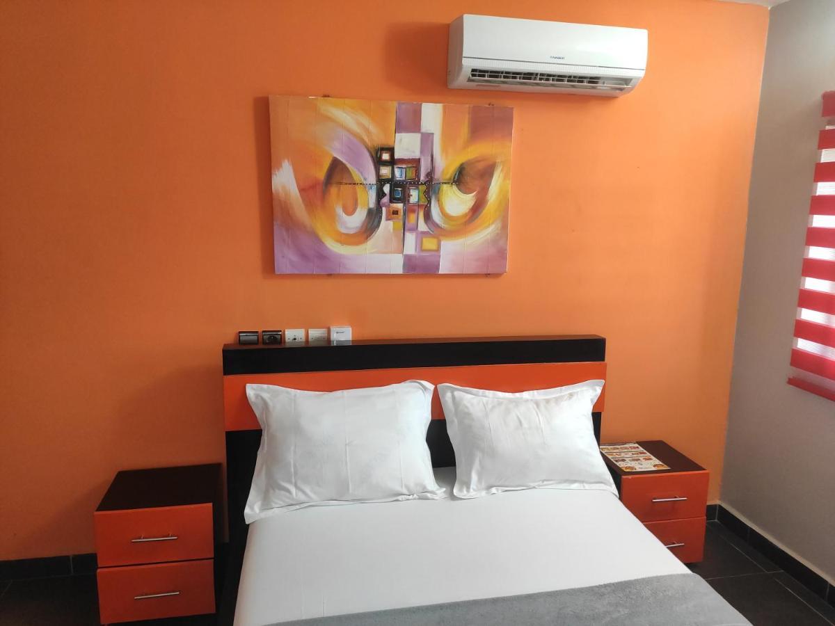 Royal Blue Guest House & Bar Lome Bagian luar foto