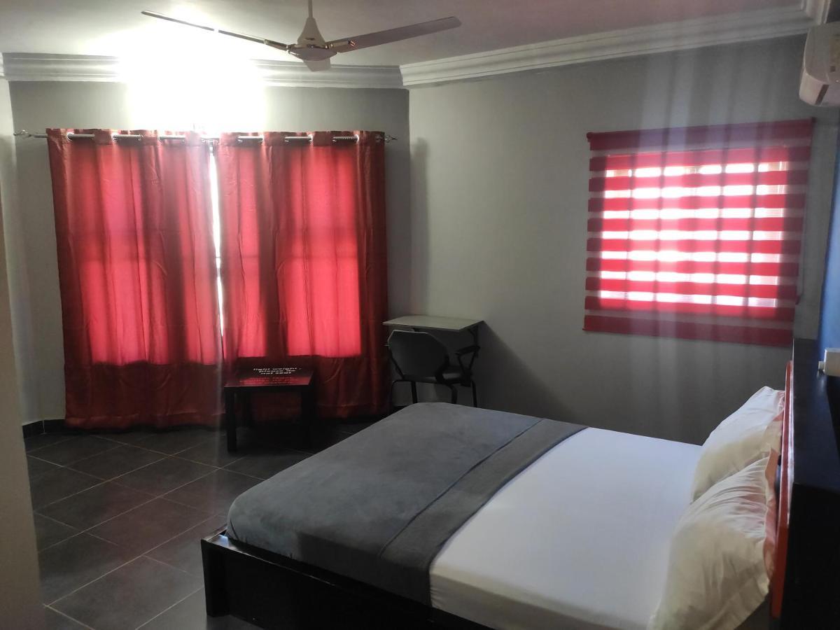 Royal Blue Guest House & Bar Lome Bagian luar foto