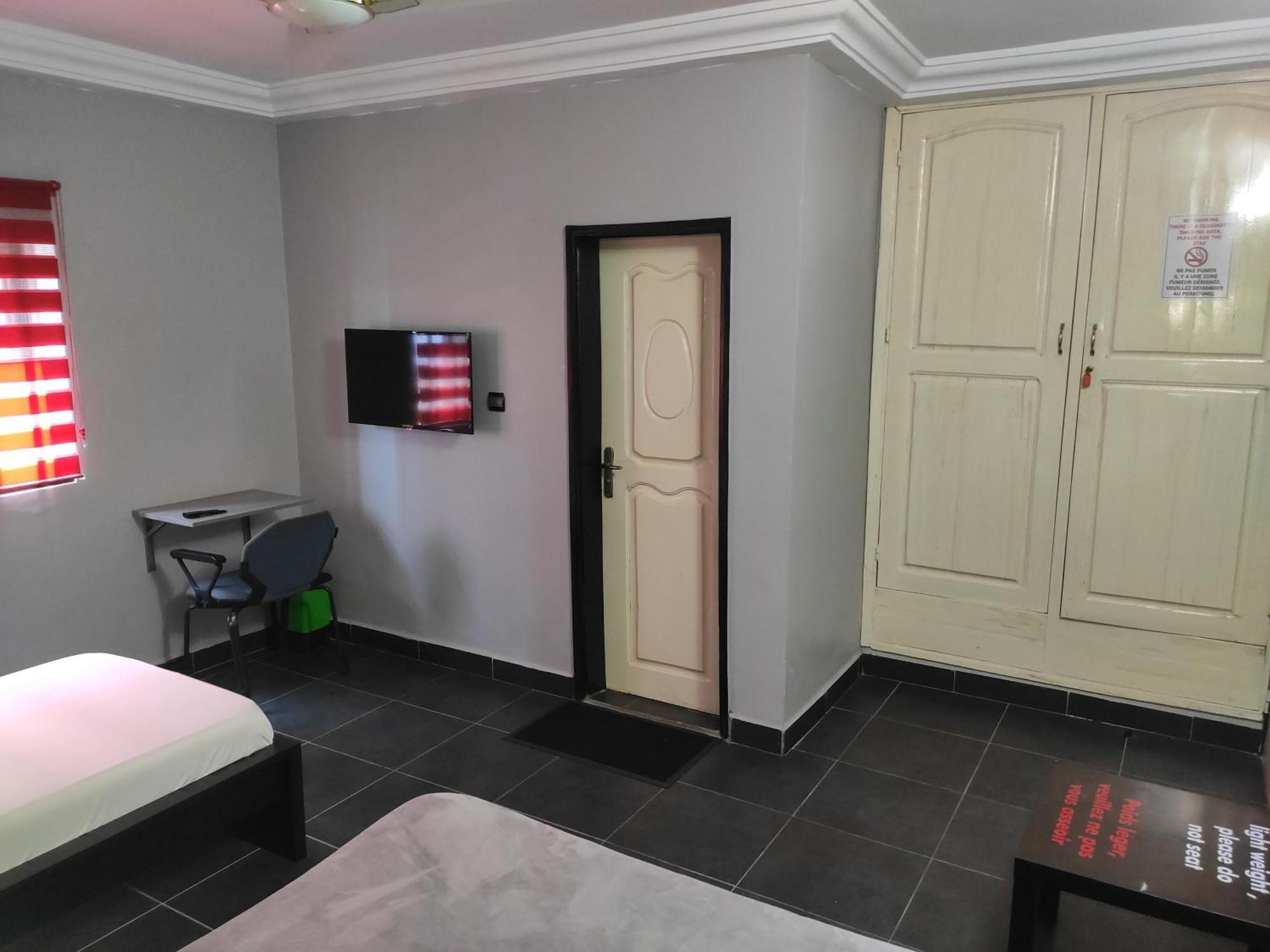 Royal Blue Guest House & Bar Lome Bagian luar foto