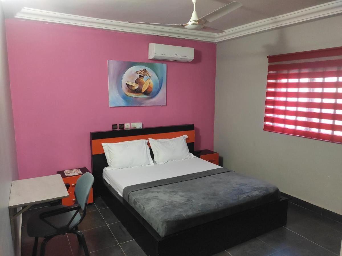 Royal Blue Guest House & Bar Lome Bagian luar foto