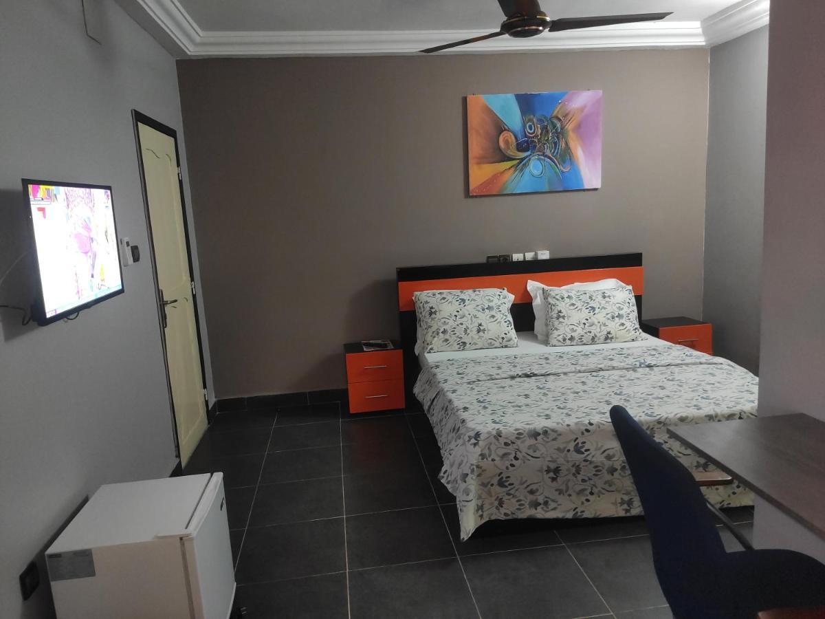 Royal Blue Guest House & Bar Lome Bagian luar foto