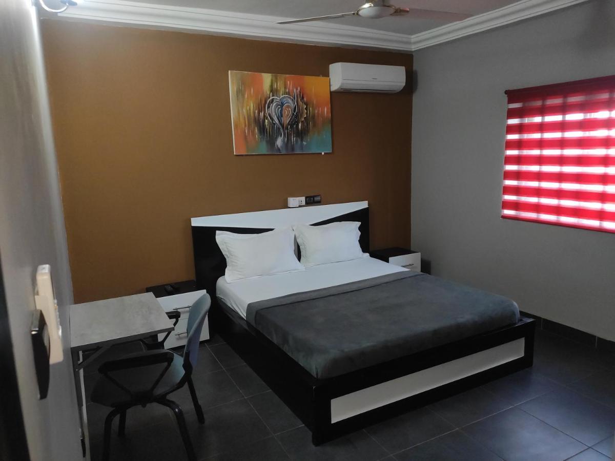 Royal Blue Guest House & Bar Lome Bagian luar foto