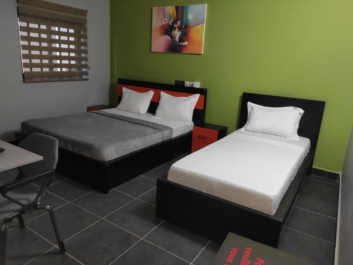 Royal Blue Guest House & Bar Lome Bagian luar foto